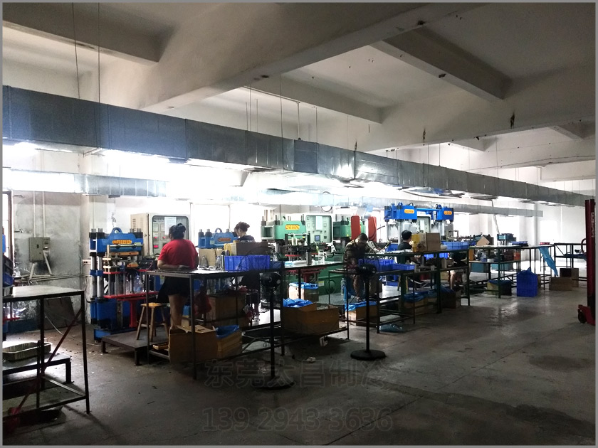 樟木頭吸盤廠車間降溫工程,環(huán)?？照{(diào),車間降溫,大型空調(diào),廠房降溫,潤(rùn)東方環(huán)?？照{(diào)